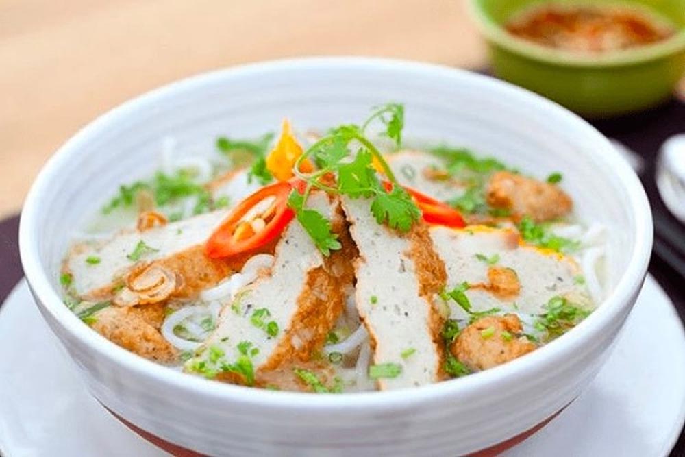 Banh Canh Cha Ca: Fish cake soup