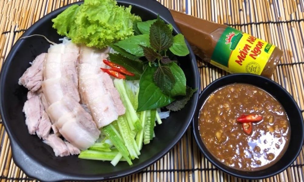 Bún Mắm Nêm Thịt Luộc (Rice Noodle with Pork and Fish Sauce)