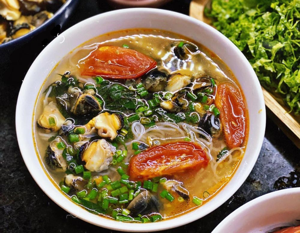 Bún Ốc (Snail Rice Vermicelli Soup)